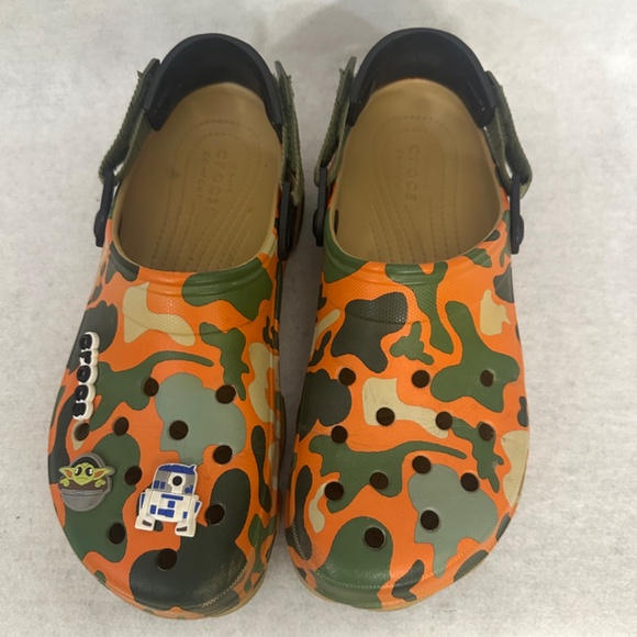 Camo Crocs with Star Wars Charms Mens size 9 / Women's size 11 Gently worn - Picture 7 of 8